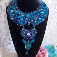 Royalblaues Haute-Couture-Plastron-Halsband, bestickt mit Purple und Duck Blue Seidenband, Kristallen und verschiedenen Perlen 